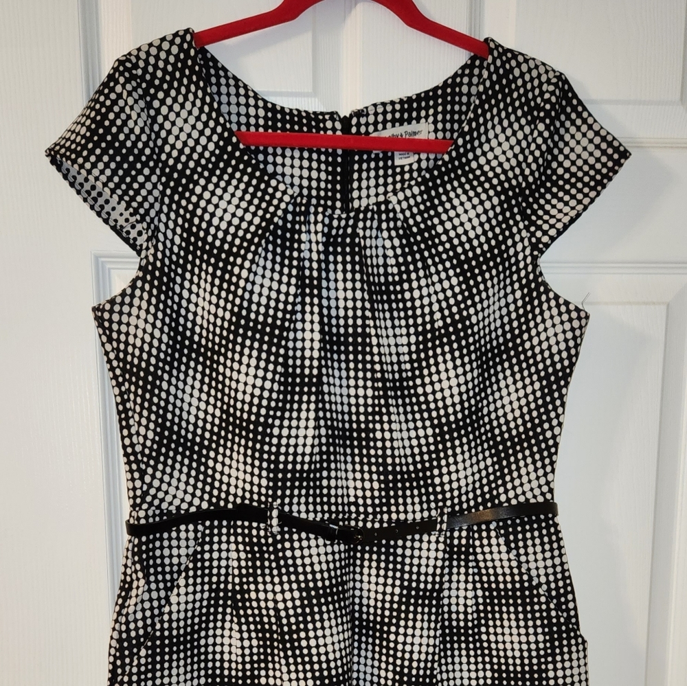 Knee-length pocket dress